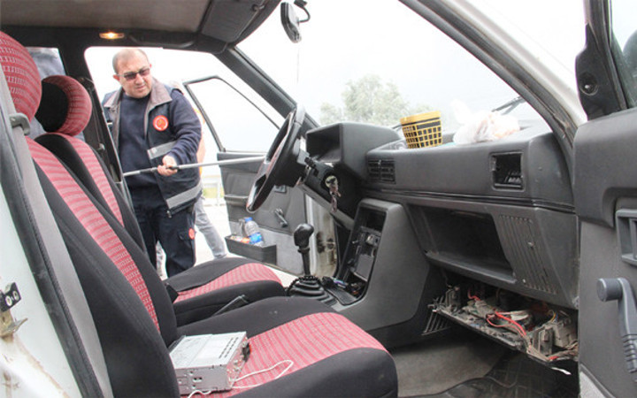 Sürücü seyir halindeyken torpidodan kafasını çıkarınca...