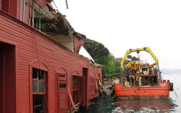 Tarihi yalıda kurtarma çalışmaları başladı! Dalgıçlar da var...