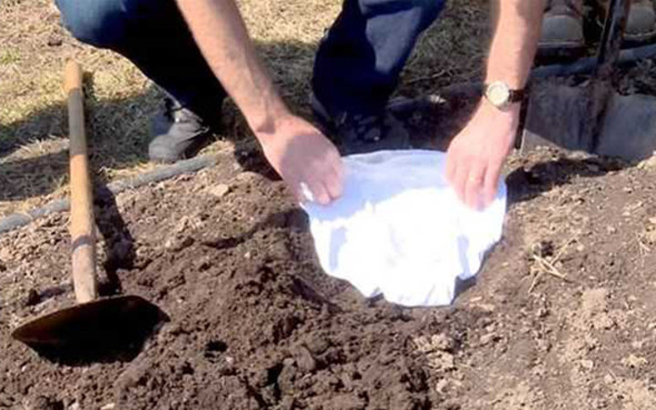 İç çamaşırlarını  neden toprağa gömüyorlar? İlginç test