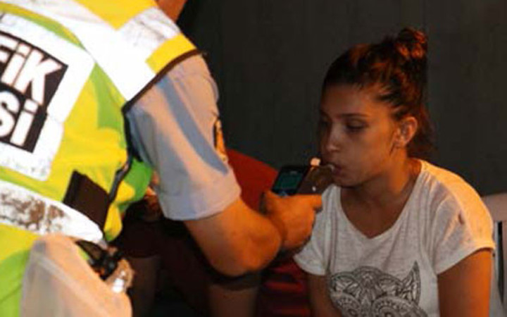 Ne yaptın sen? Alkollü sürücü polis noktasına daldı...