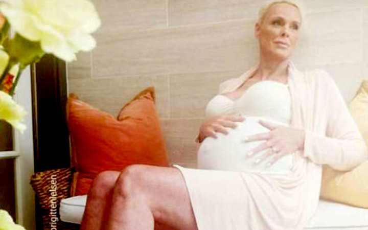 54 yaşında hamile kalmıştı! 15 yaş küçük aşkıyla ortaya çıktı