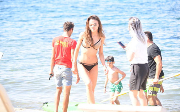 Hakan Sabancı'yı Merve'ye kaptırdı teselliyi tatilde buldu