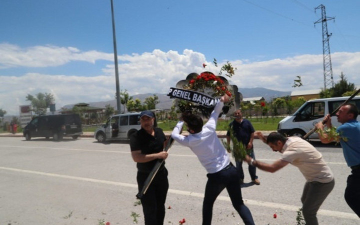 Cenazede olay: Çiçeğinizi şehide değil Demirtaş'a gönderin