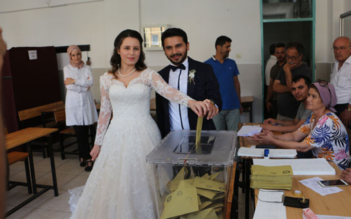 Gelinliğiyle oy kullandı 'Aşk ittifakı'yla salondan ayrıldı