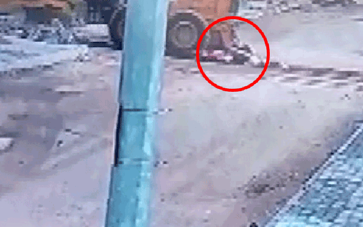 Dehşete düşüren an! İş makinesinin altında böyle can verdi