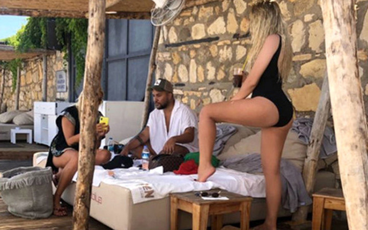 Selin Ciğerci düzgün fiziğiyle dikkat çekti