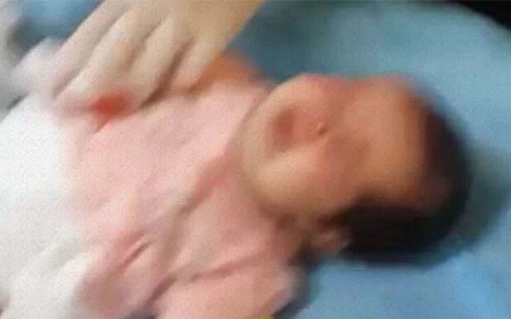 Serumu çıkarmak isterken bebeğin parmağını kesti!