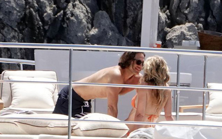 Hollywood'un 45'lik yıldızı genç mankenlere taş çıkarttı!