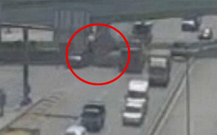 Akıl almaz ölüm: Üzerine inşaat asansörü devrildi!