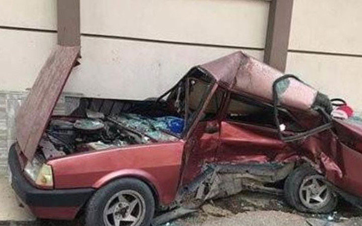 Sürüklenen otomobil evin odasına daldı, herkes şoke oldu