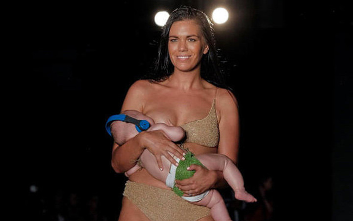 Ünlü model podyuma emzirerek çıktı