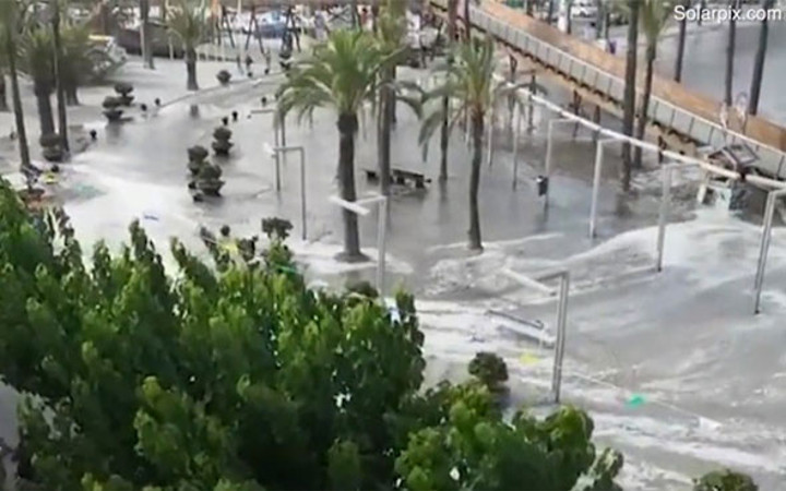 Akdeniz'deki tatil cennetini tsunami vurdu!