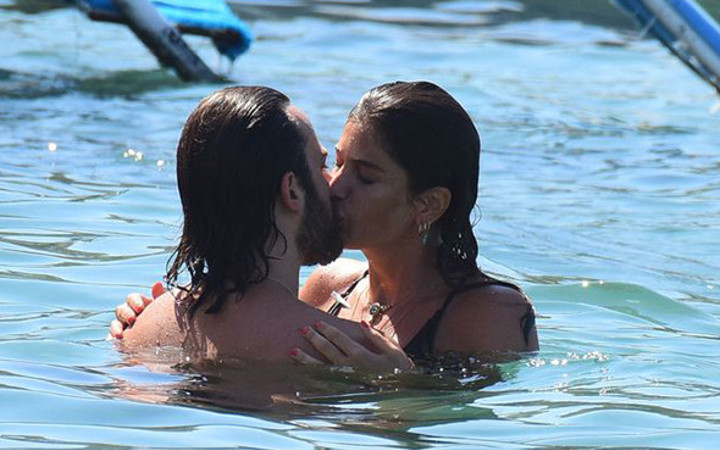 Denizde romantizm Berrak Tüzünataç öpmelere doyamadı!