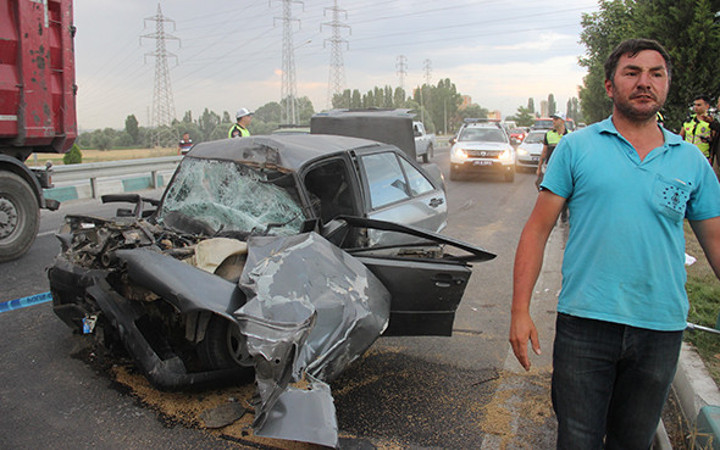 Traktörle çarpışan otomobil hurdaya döndü: Yaralılar var!