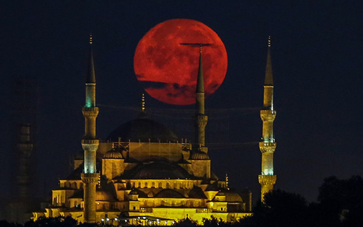 Kanlı Ay tutulmasından muhteşem görüntüler