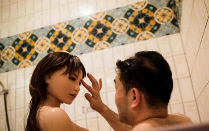 Bekarlar için yaptılar! Çin malı cinsel ilişki robotları...