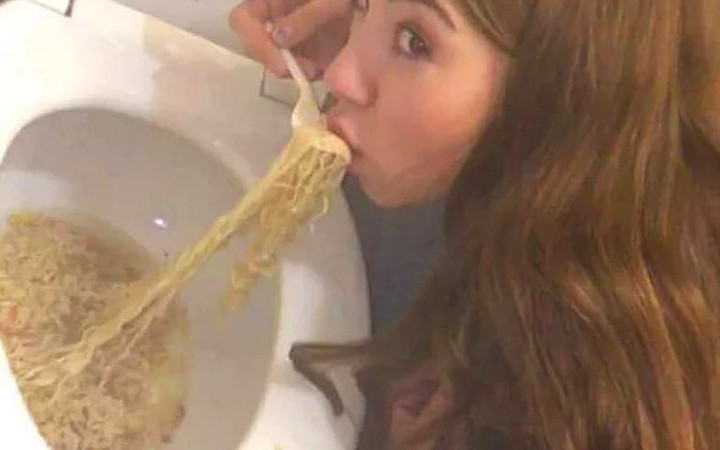 Tüm makarnayı tuvalete döktü sonra yedi bu midesizliği paylaştı