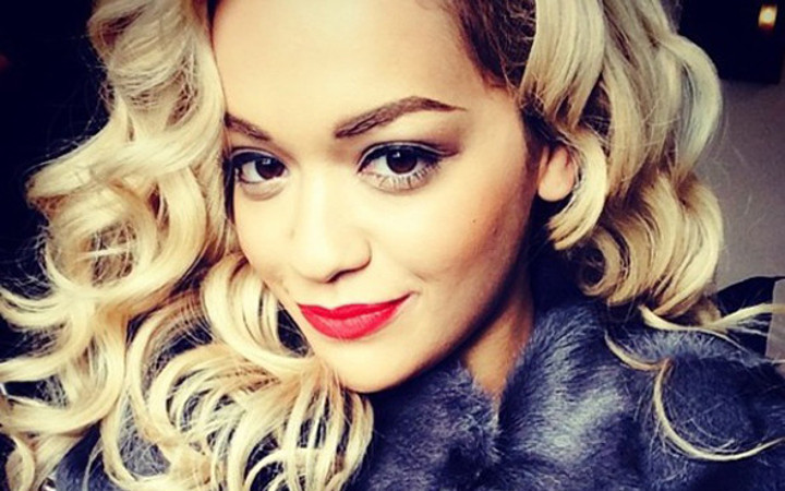 Annesi 50 yaşından sonra seksi pozları ile fenomen oldu