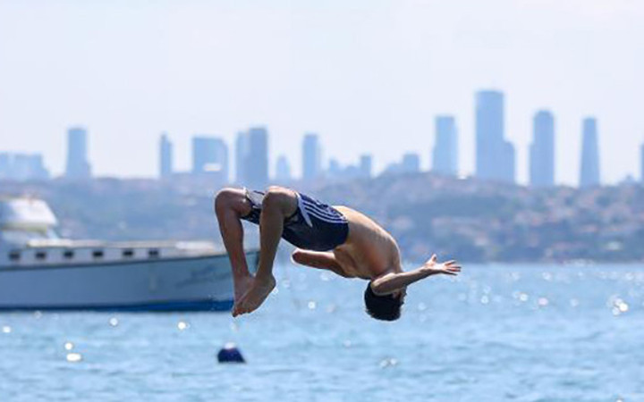 Sıcak havadan bunalan İstanbullular kendini sahile attı