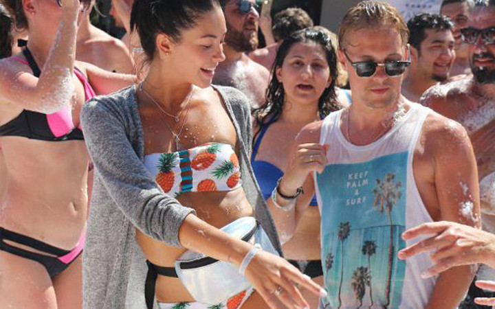 Ortalık yanıyor! Köpük partisinde coştular