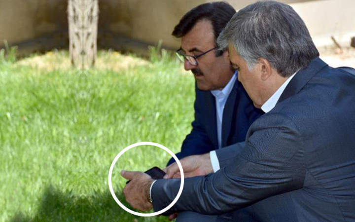 Babasının mezarına gitti telefondan Yasin Suresi okudu