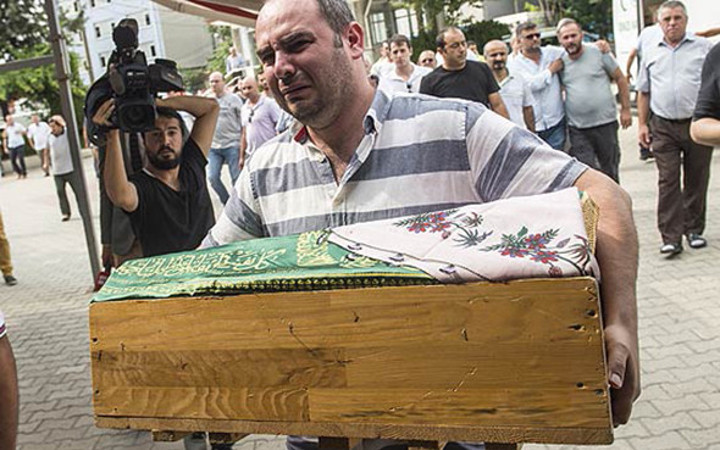 Kızının tabutunu kimseye vermedi!