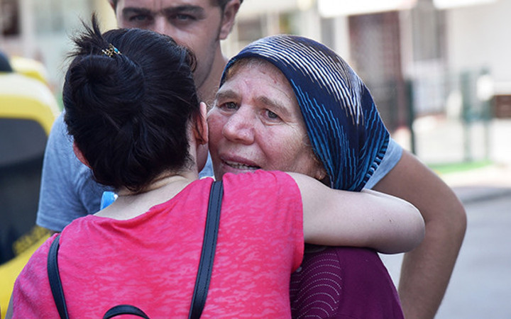 Dua bahanesiyle üç bileziği çalınan yaşlı kadının gözyaşları!