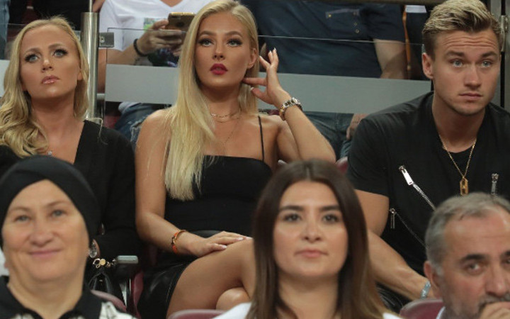 Malene Pedersen güzelliğiyle Galatasaray tribünlerini salladı