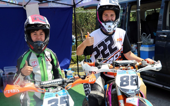 Abla kardeş pistlerin tozunu birlikte attırıyor