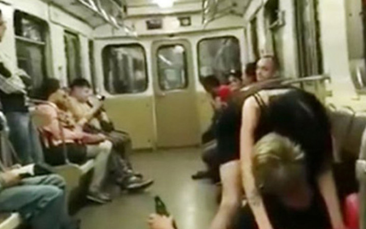 Metroda rezalet! Elinde alkol erkek arkadaşının üzerine atladı sonrası fena