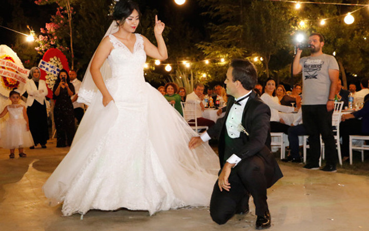 Çinli gelin davul çaldı harmandalı oynadı