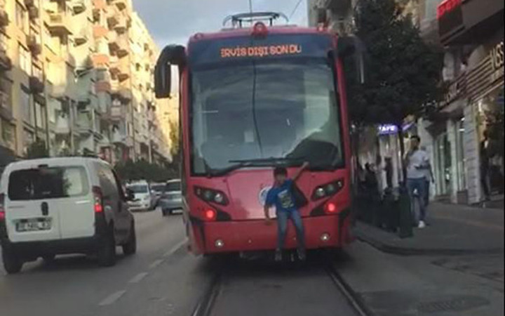 Bedava yolculuk için ölümü göze alıyorlar