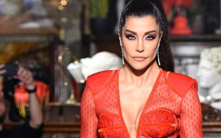 Deniz Akkaya, VİP hizmeti kullanan Ebru Gündeş'i bombaladı!