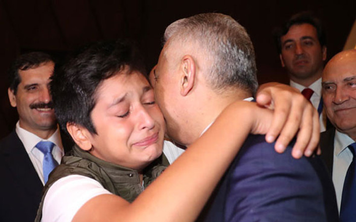 Binali Yıldırım'ı görür görmez ağlamaya başladı!