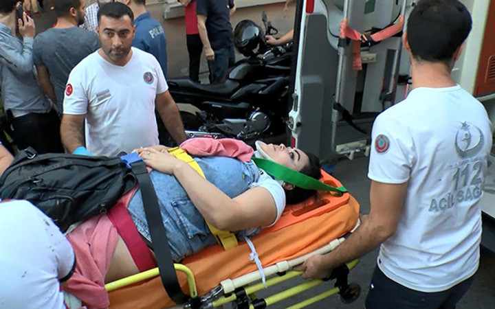 Çarşafla kaçmaya çalışan kadınlar yere çakıldı