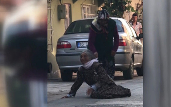 İnsafsız gelin kaynanasını sokak ortasında böyle dövdü