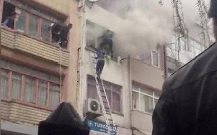 Fatih'te can pazarı kamerada pencereye çıkanlar...