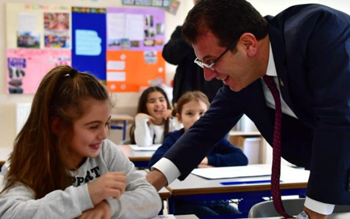 Ekrem İmamoğlu ve eşi çocuklarının karne törenine eşlik etti