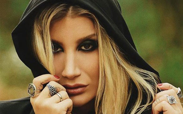 İrem Derici depresyonda mı? Kısacık saçlı yeni imajı olay oldu