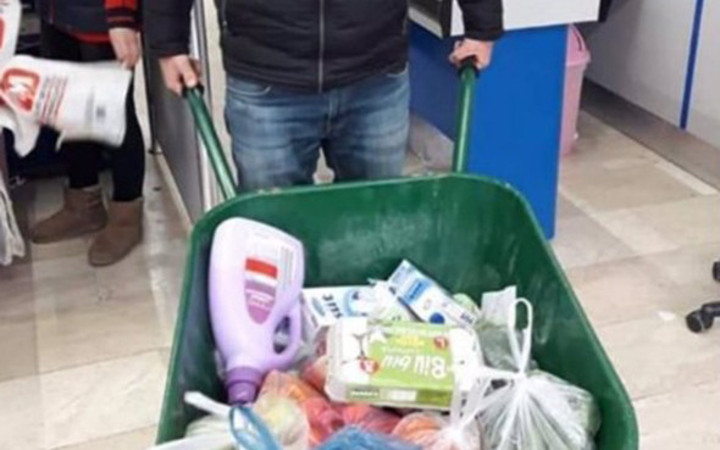 Poşete para vermek istemeyenler ilginç görüntülere neden oldu