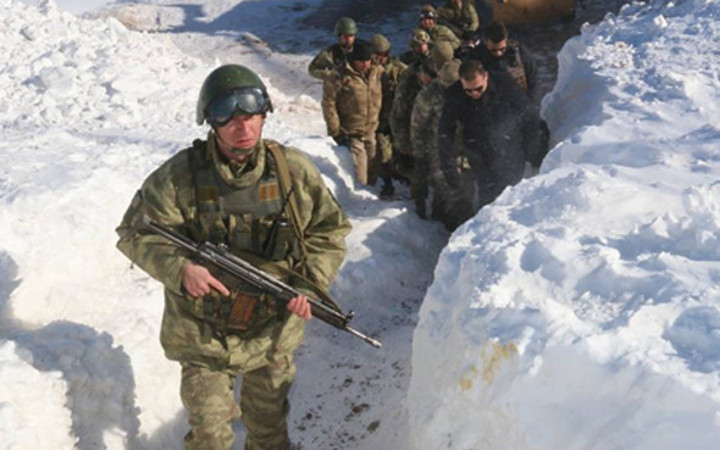 Hakkari'de 5 metre karda vatan savunması