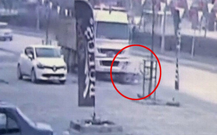 Çok acı görüntü: Kamyon Suriyeli genci ezdi!