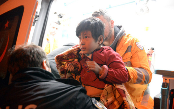 Afgan ailenin hayatını gazete dağıtıcısı kurtardı!