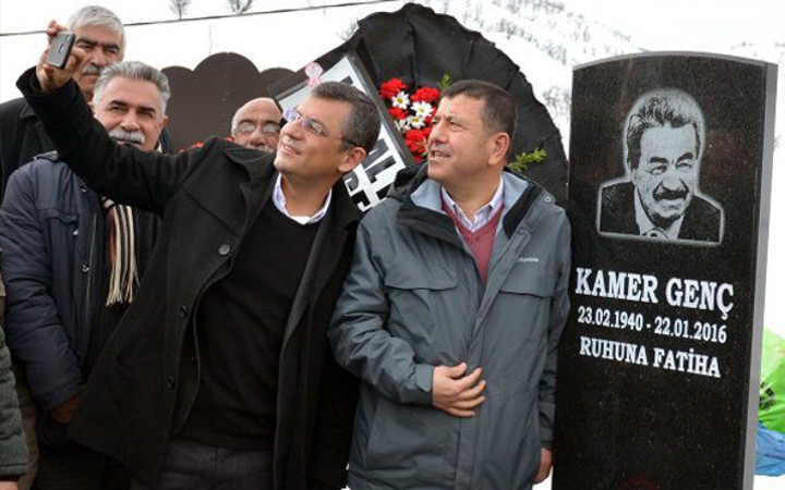CHP'li vekiller Kamer Genç'in mezarında selfie yaptı!