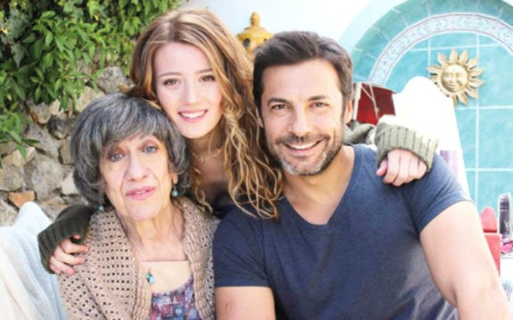 Ayşen Gruda'nın ölümünden sonra ünlüler ne paylaştılar?