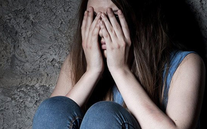 Tiyatro oyununda iğrenç olay! Yönetmen eliyle oyuncuya...