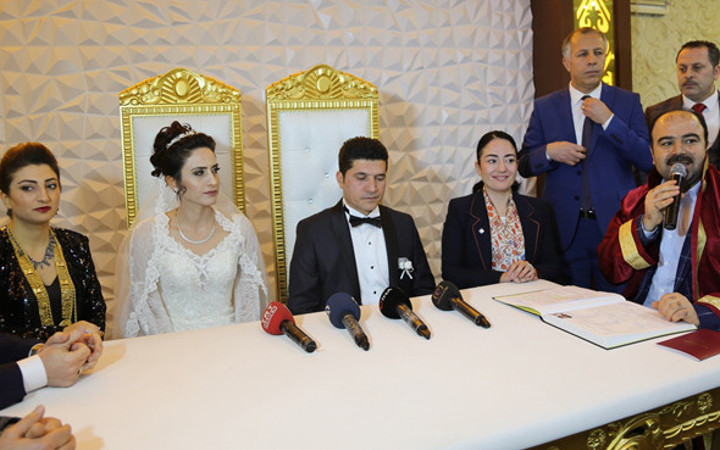 İlginç nikah töreni! Damat nikah masasından kalktı ve sonra bakın ne oldu!