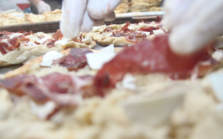 Sabah namazından sonra sıraya giriyorlar! Yağ somununa büyük ilgi