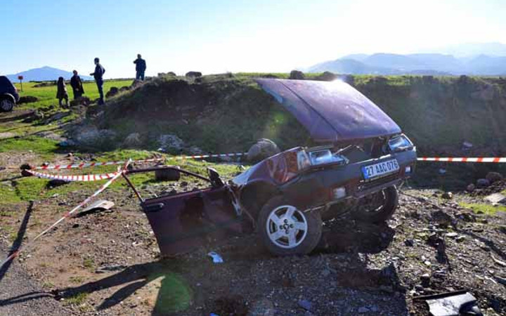Gaziantep'te meydana gelen kazada bir otomobil ikiye bölündü