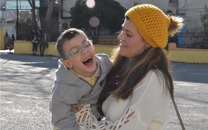 Oğlu için bütün gün okulda kalıyor teneffüslerde bile birlikteler